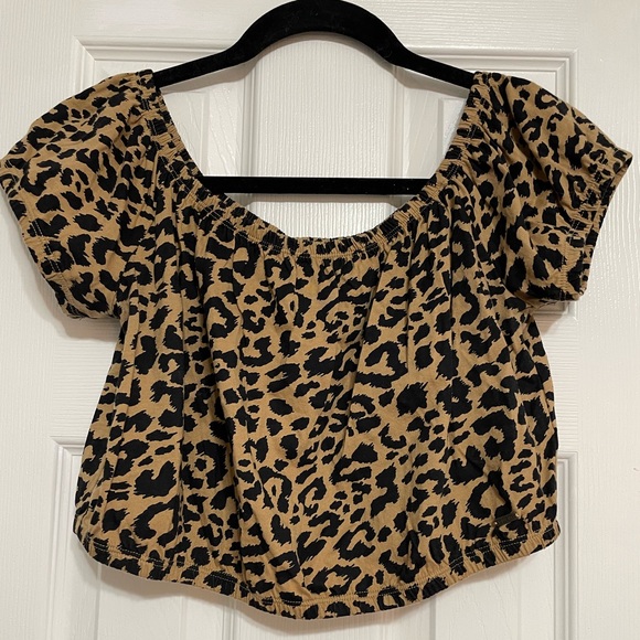 Hollister Cheetah Off-The-Shoulder Crop Top - Picture 3 of 5